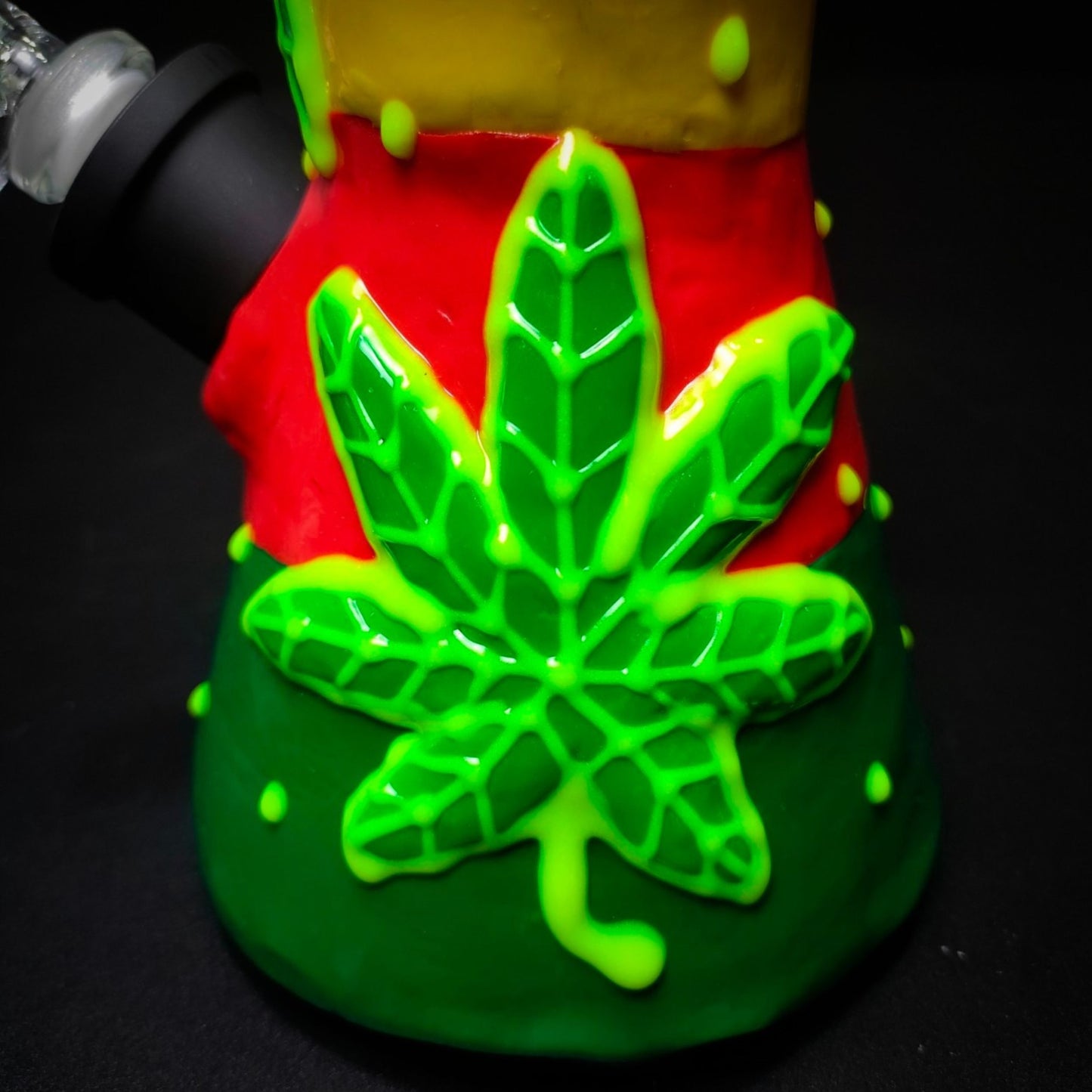 GLASS BONG | GLOW IN THE DARK 3 LEAVES MJ 3D 8 INCH