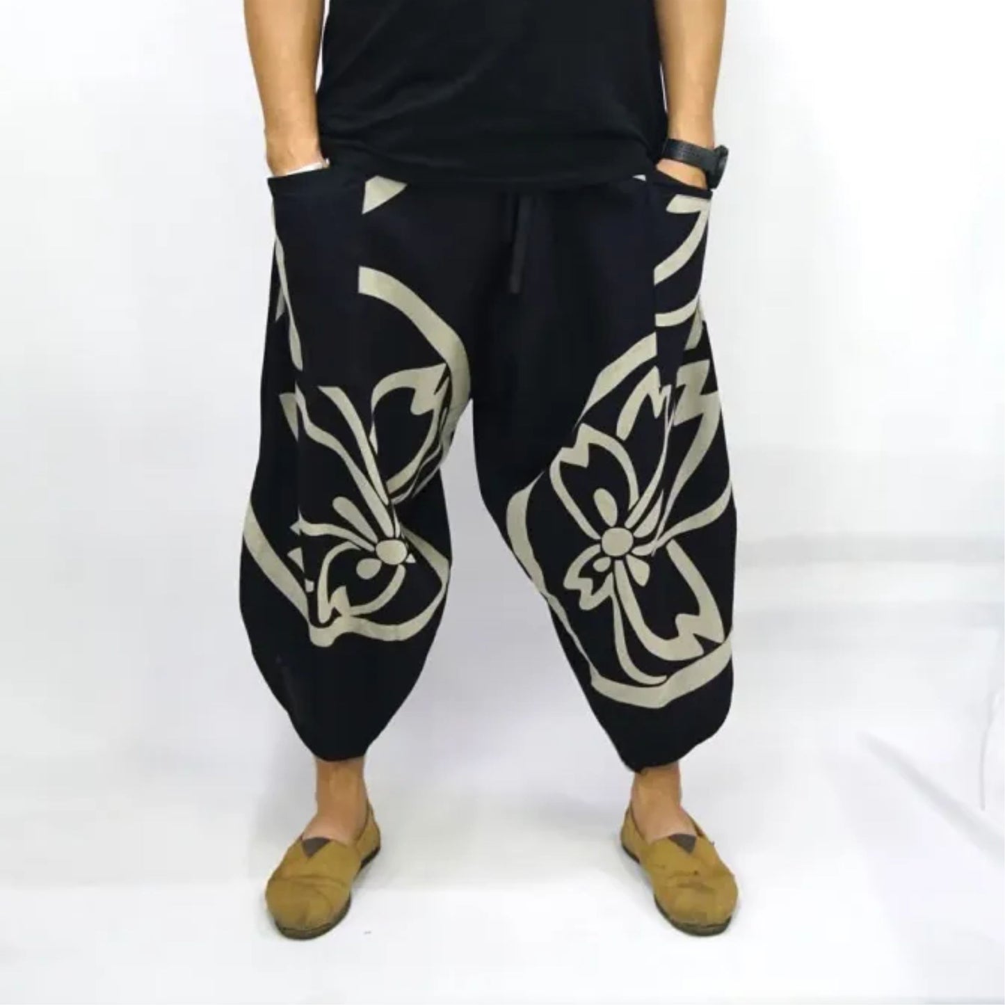 RAK MAE รักแม่ | COMFY CHIANG MAI COTTON JOGGER SHORTS PANTS (SAMURAI FINISH) - BLACK FLORAL CREST  (REGULAR SIZE)