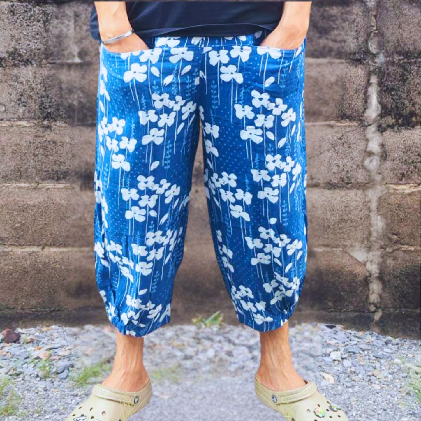 RAK MAE รักแม่ | COMFY NAKORN PRATOM COTTON JOGGER PANTS (CUFF END FINISH) - FLORAL INDIGO