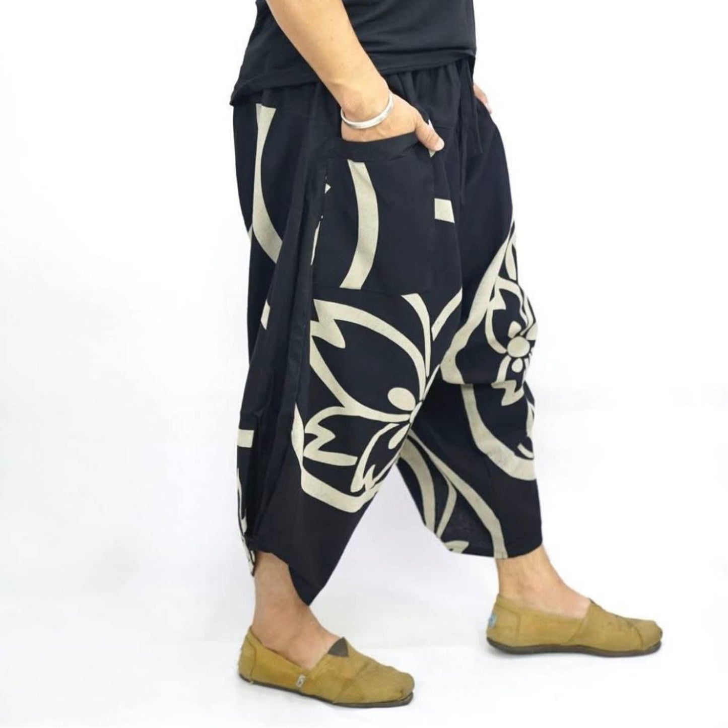 RAK MAE รักแม่ | COMFY CHIANG MAI COTTON JOGGER SHORTS PANTS (SAMURAI FINISH) - BLACK FLORAL CREST  (REGULAR SIZE)