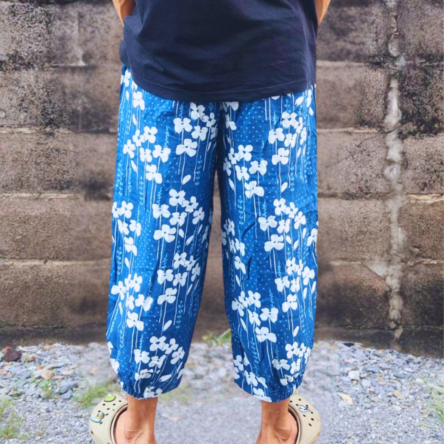 RAK MAE รักแม่ | COMFY NAKORN PRATOM COTTON JOGGER PANTS (CUFF END FINISH) - FLORAL INDIGO