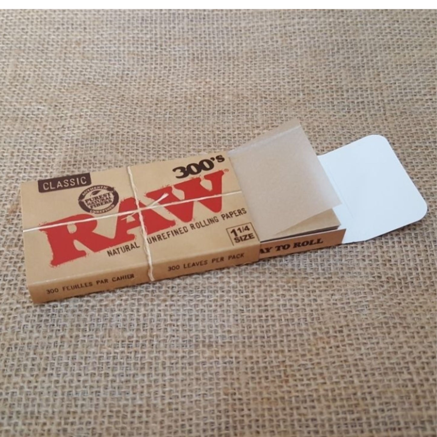 ROLLING PAPER | RAW CLASSIC 300's 1 ¼" SIZE ROLLING PAPER