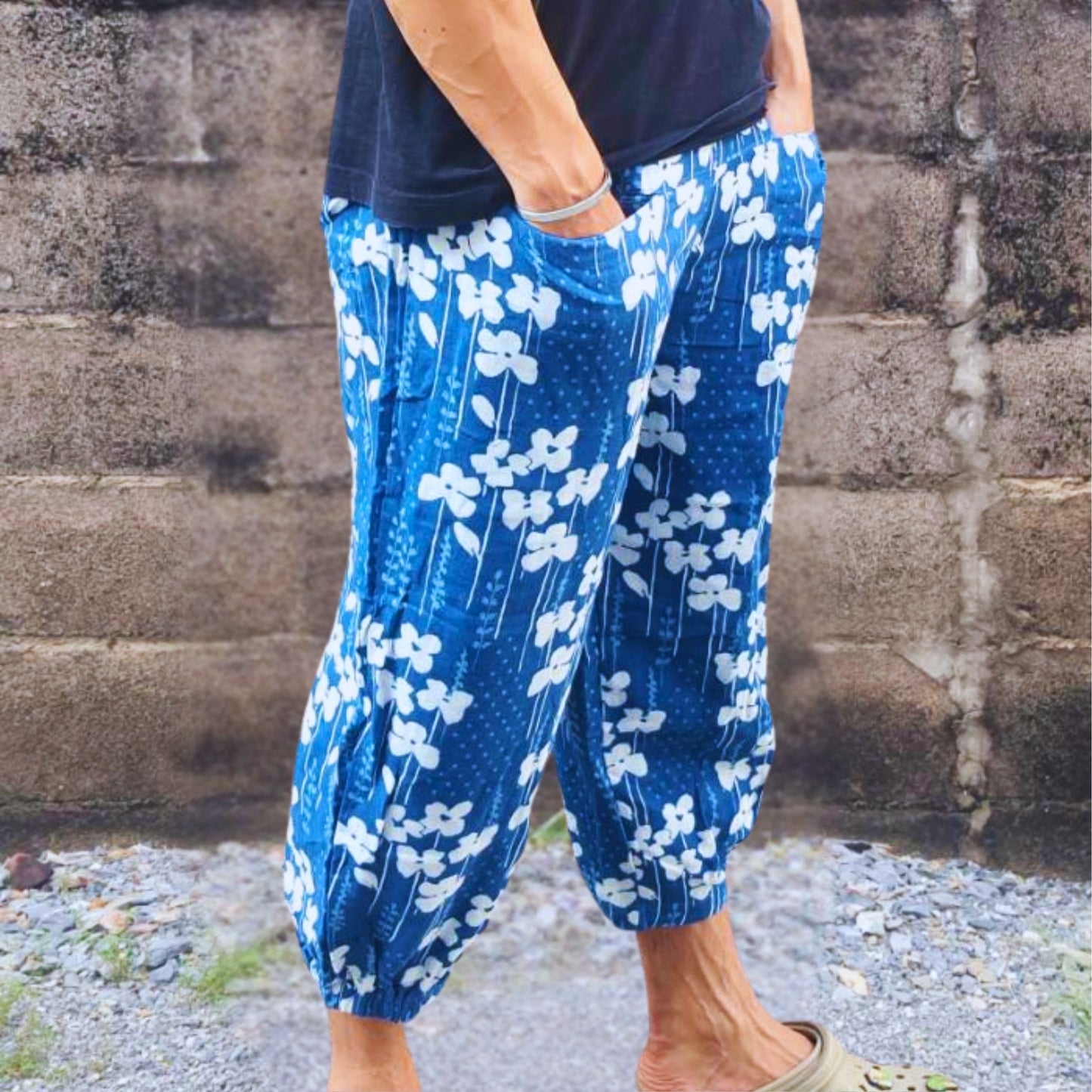 RAK MAE รักแม่ | COMFY NAKORN PRATOM COTTON JOGGER PANTS (CUFF END FINISH) - FLORAL INDIGO